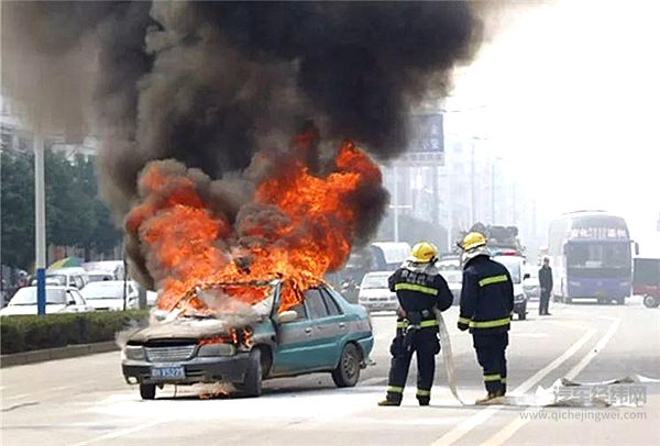 电动车会燃爆 燃油车也会燃爆