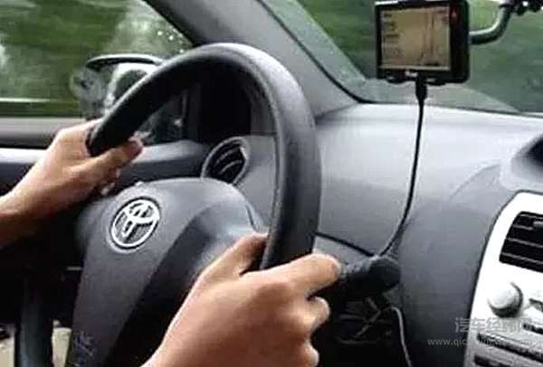 汽车方向盘抖动是怎么回事？