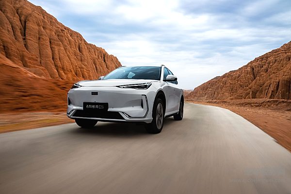 十万元纯电车型买谁更划算？ 风神L7纯电版能否挑战银河E5？