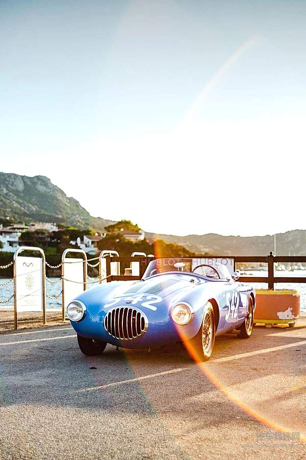 意大利远边海滩的汽车文化生活