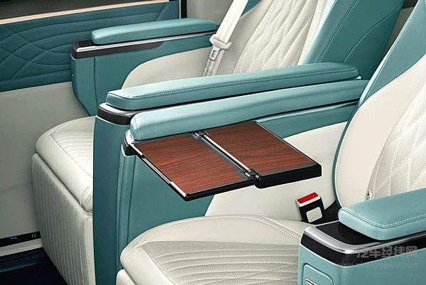 【上汽大通MAXUS G90二排座椅配备隐藏式小桌板】