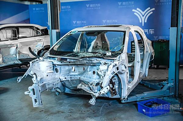 哪吒U Pro拆解后白车身