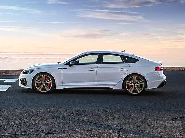 奥迪RS5 Sportback 以3.8秒破百尽显暴力美学