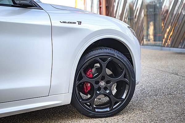 来自亚平宁的精神小伙 好看不火的阿尔法罗密欧Stelvio Veloce Ti