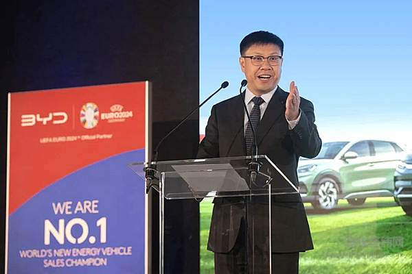 比亚迪欧洲汽车销售事业部总经理舒酉星发言