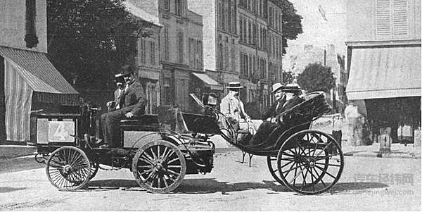 1894年，全球首场大型汽车竞速赛事 – 巴黎-鲁昂汽车赛第一名 – 一台De Dion Bouton制造的Victoria式蒸汽牵引车
