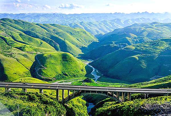 这个故事的主角 是一辆拥有F1之魂的MPV