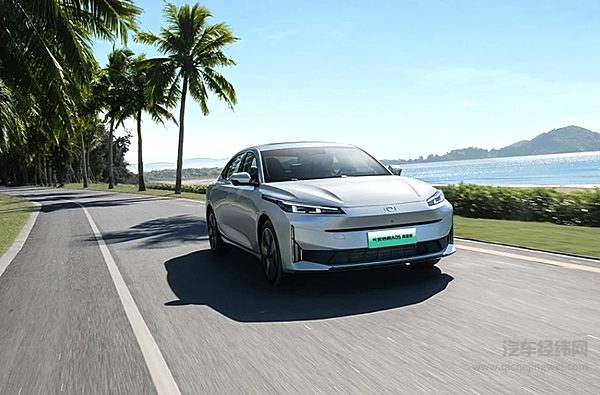 10万就能买高配 五菱星光和启源A05谁能打动你？