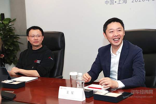 华为智能汽车解决方案BU总裁王军（右）华为智能汽车解决方案BU ADS智能驾驶产品线总裁和首席架构师苏箐（左）