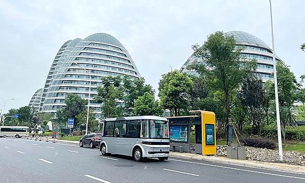 东风无人公交、无人出租车在武汉开启商业化运营