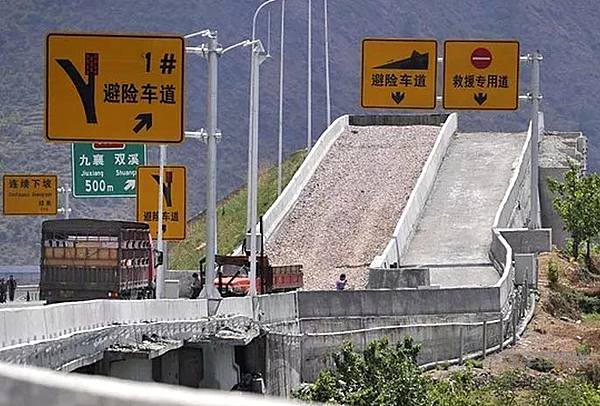 惊心动魄！大货车失控 兰州南收费站重大交通事故…