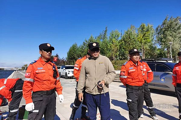 穿越生死线的救援先锋——58岁“老顽童”与他的钢铁守护者