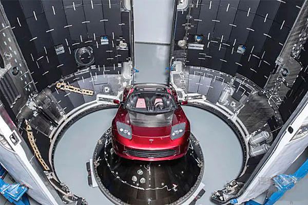 火箭整流罩中的特斯拉Roadster