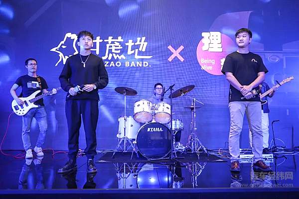 决赛在年轻化的氛围中开启，广汽研究院工程师乐队开场演唱