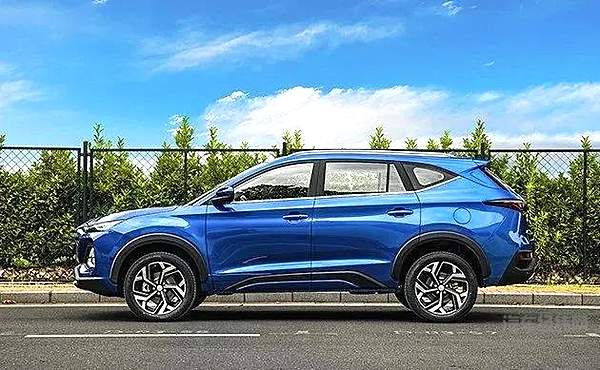 悬挂思皓车标 江淮中大型SUV X8成都车展首发！