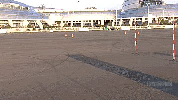 吉利春晓基地高难度试炼 直击极限驾驶的“暴走”瞬间