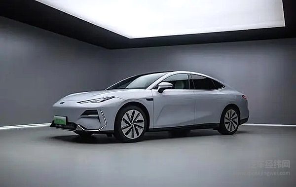 银河E8 Vs 比亚迪汉 吉利有何胜算？