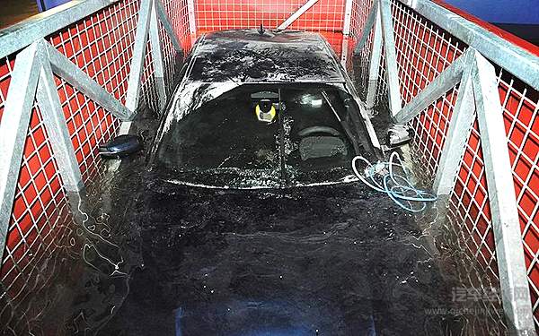 放入水中的宝马330e