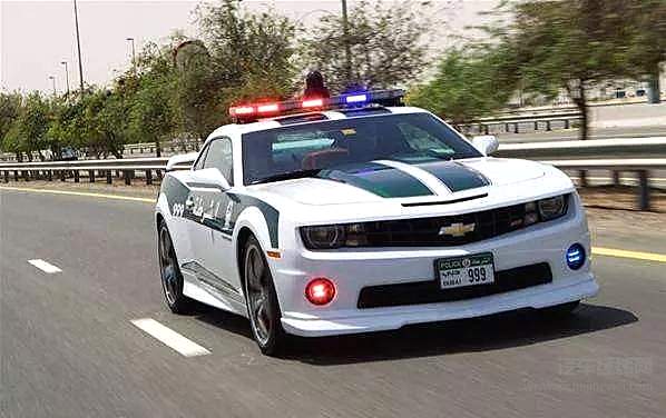 这个魔幻的地方 不开豪车就追不上那些开豪车的罪犯