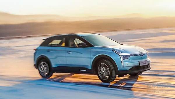  哪吒U解决A柱盲区的设计是：让它消失！