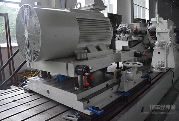 国内首台新能源汽车变速器试验台架在重庆研发成功