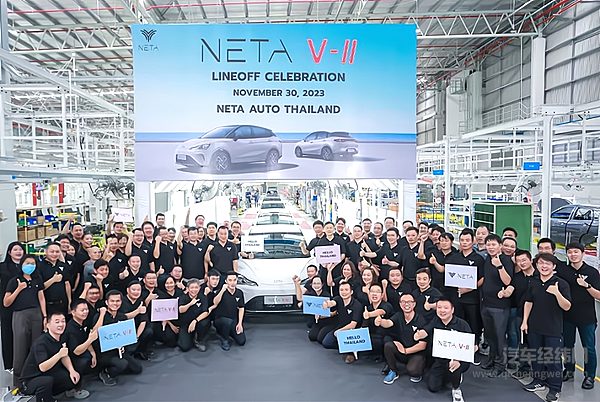 下线仪式活动现场合影