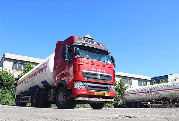 危化品运输不止看油耗 中国重汽与胜通物流深化合作