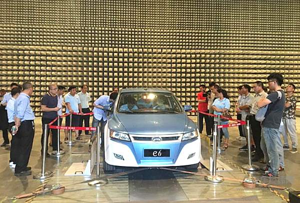 一辆电动出租车是怎样炼成的？深圳“的哥的姐”探营比亚迪