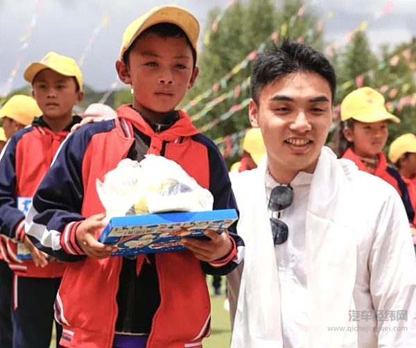 哪吒汽车的哪铁们极致旅行 走进邦达小学