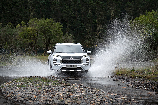 “硬派美学代表”全新欧蓝德 张弛间释放匠心质感