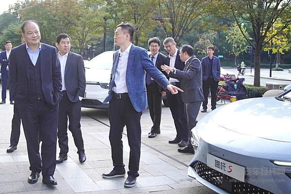 宁德时代董事长、创始人曾毓群参观哪吒S