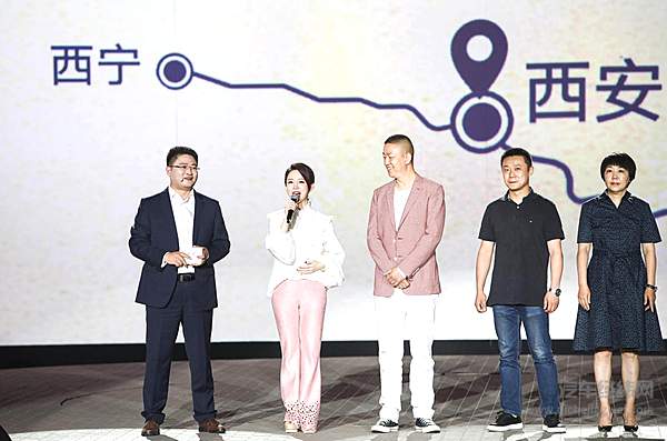 一汽-大众汽车有限公司商务副总经理、一汽-大众销售有限责任公司总经理郭永锋与揽境首批车主代表