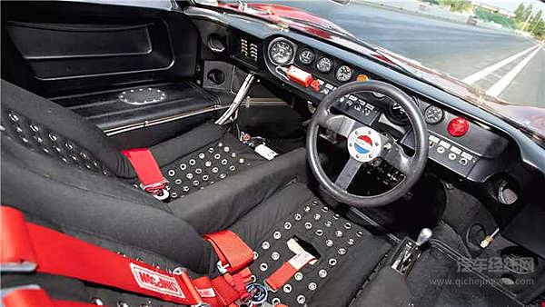 好莱坞为他拍电影，法拉利视他为劲敌。他就是卡罗尔·谢尔比