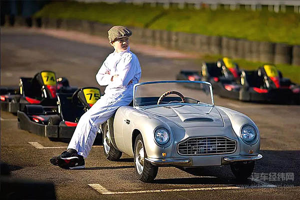 果然是别人家的童年！坐迈凯伦开布加迪……