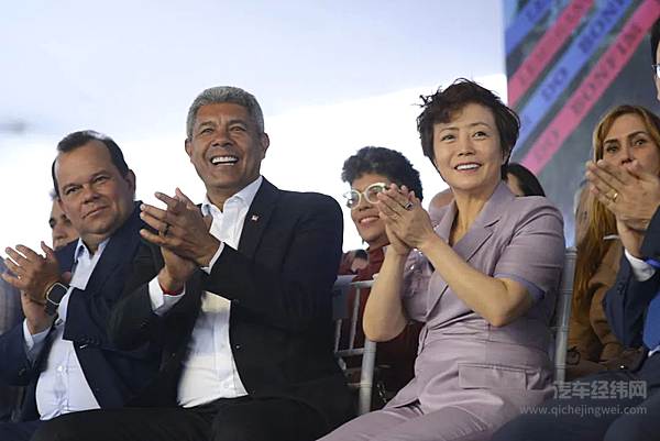 巴西巴伊亚州副州长热拉尔多·朱尼奥尔、巴西巴伊亚州州长杰罗尼莫·罗德里格斯、比亚迪股份有限公司执行副总裁兼比亚迪美洲地区总裁李柯（从左到右）