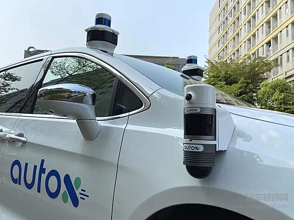 AutoX完全无人驾驶出租车周身布满传感器