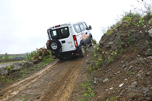 泥泞飞溅中的征服者：依维柯欧霸·山海雨战实录