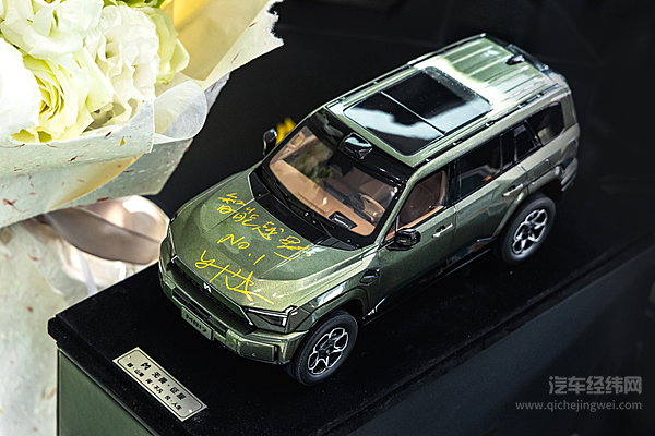 华为靳玉志喜提猛士M817 强强再携手！