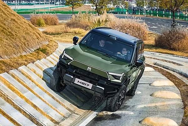 华为靳玉志喜提猛士M817 强强再携手！