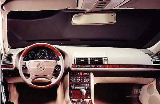 汽车中控屏进化史：从边缘走向核心