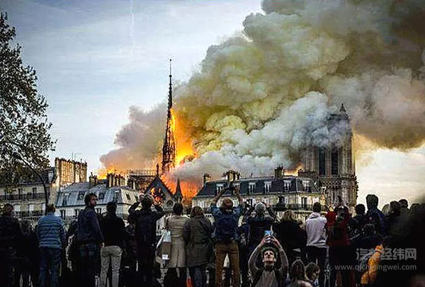 上海车展的关键词：起火、演员与隐喻