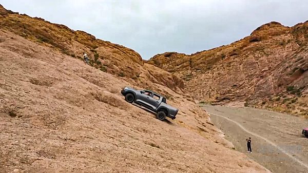 全球高性能越野皮卡2.4T越野炮17.98万元起开启预售