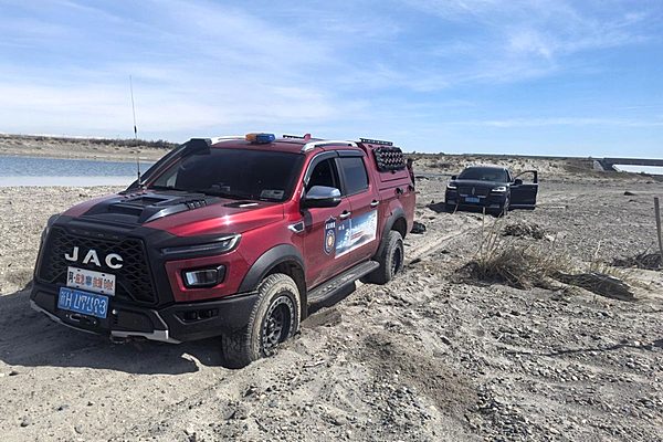 穿越生死线的救援先锋——58岁“老顽童”与他的钢铁守护者