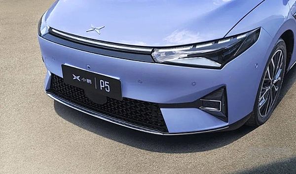 小鹏P5前方两侧安装了两个激光雷达