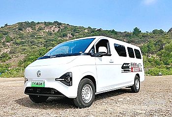 鄭州，這座中原商都的物流浪潮中，一位愛(ài)笑的王師傅正駕駛著東風(fēng)睿立達(dá)V8E，奔波在貨運(yùn)路上。這輛車(chē)，是他謀生的工具，更是兼顧家庭與生計(jì)的移動(dòng)港灣。