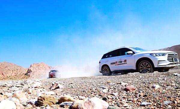 不改装的比亚迪插混SUV家族征战阿拉善！