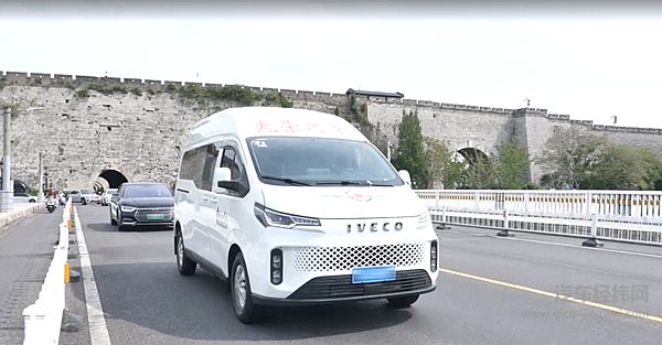 秋阳下的银轮情 六旬老兵傅老哥与依维柯聚星的不解之缘