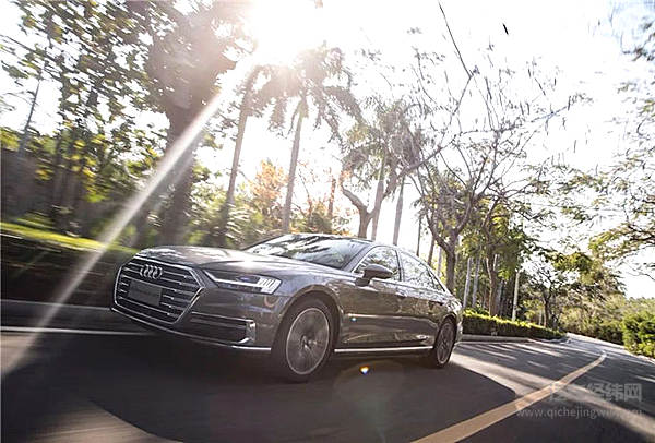 全新奥迪A8L不仅“玩灯”还“玩屏” 这是要“闪瞎”的节奏么？！