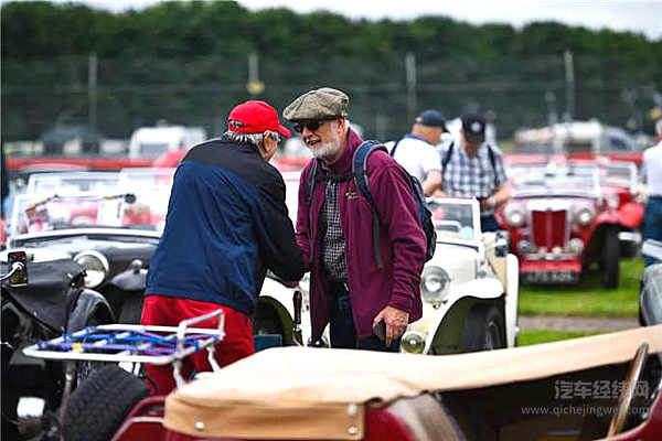 在设计趋同化的汽车时代，不如用这些老车回味经典！
