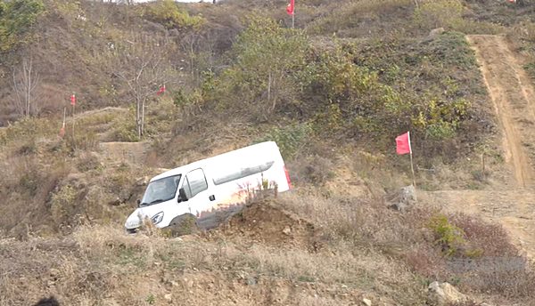 零距离体验欧霸·山海：从28度陡坡缓降到交叉轴的全能征服